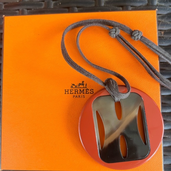 Reversible Hermes Lift Buffalo Horn Necklace - Picture 6 of 7